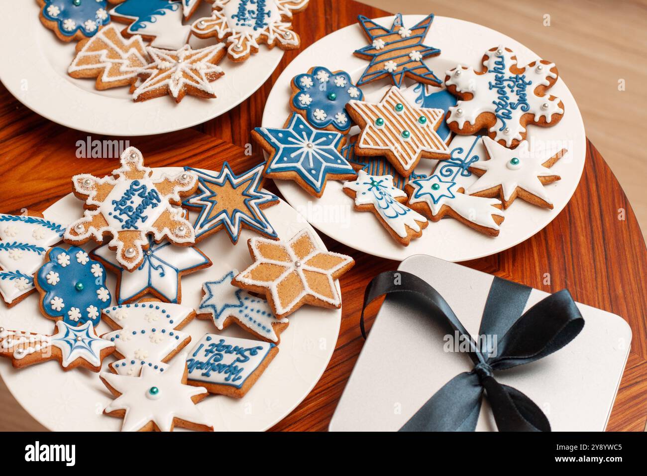 Biscotti di pan di zenzero di Natale polacco decorati con glassa reale con scritta "Wesołych Świąt" - auguri di "buon Natale" in polacco Foto Stock