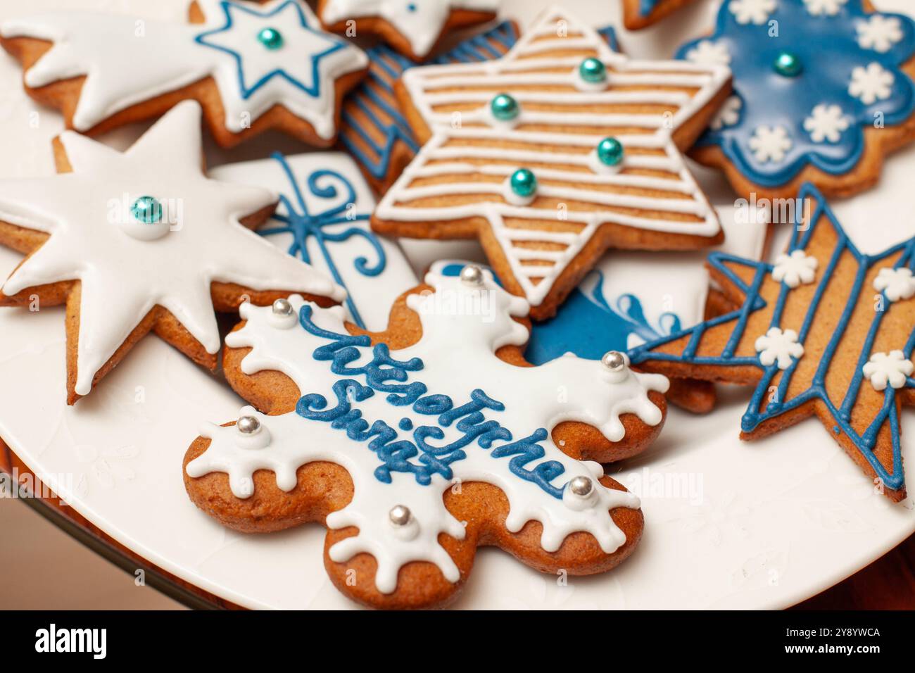 Biscotti di pan di zenzero di Natale polacco decorati con glassa reale con scritta "Wesołych Świąt" - auguri di "buon Natale" in polacco Foto Stock