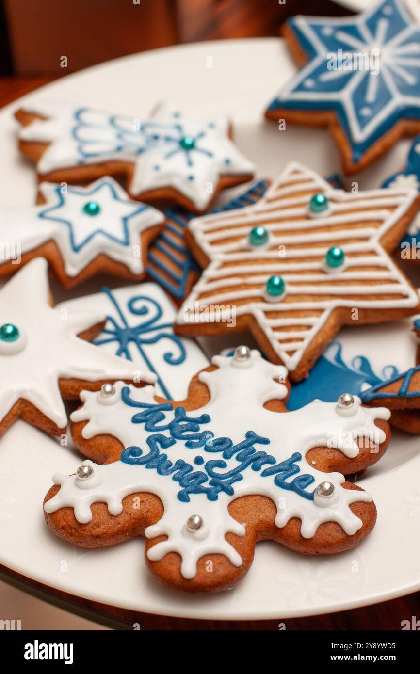 Biscotti di pan di zenzero di Natale polacco decorati con glassa reale con scritta "Wesołych Świąt" - auguri di "buon Natale" in polacco Foto Stock