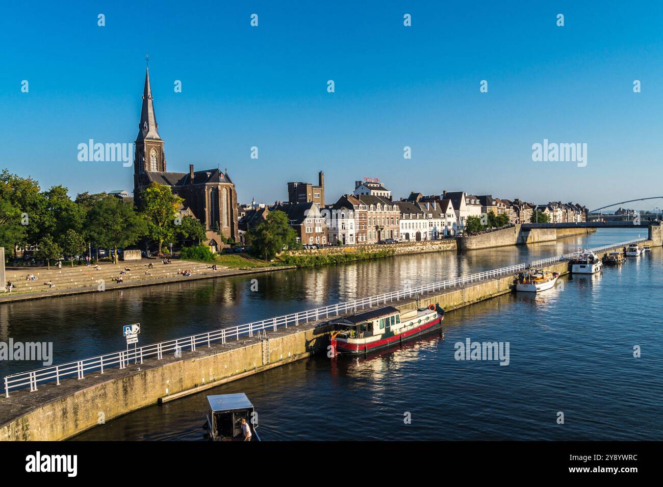 Sint Martinuskerk, chiesa di San Martino, chiesa cattolica romana, stile neogotico di Pierre Cuypers, 1858, sul fiume Maas Maastricht, Paesi Bassi Foto Stock