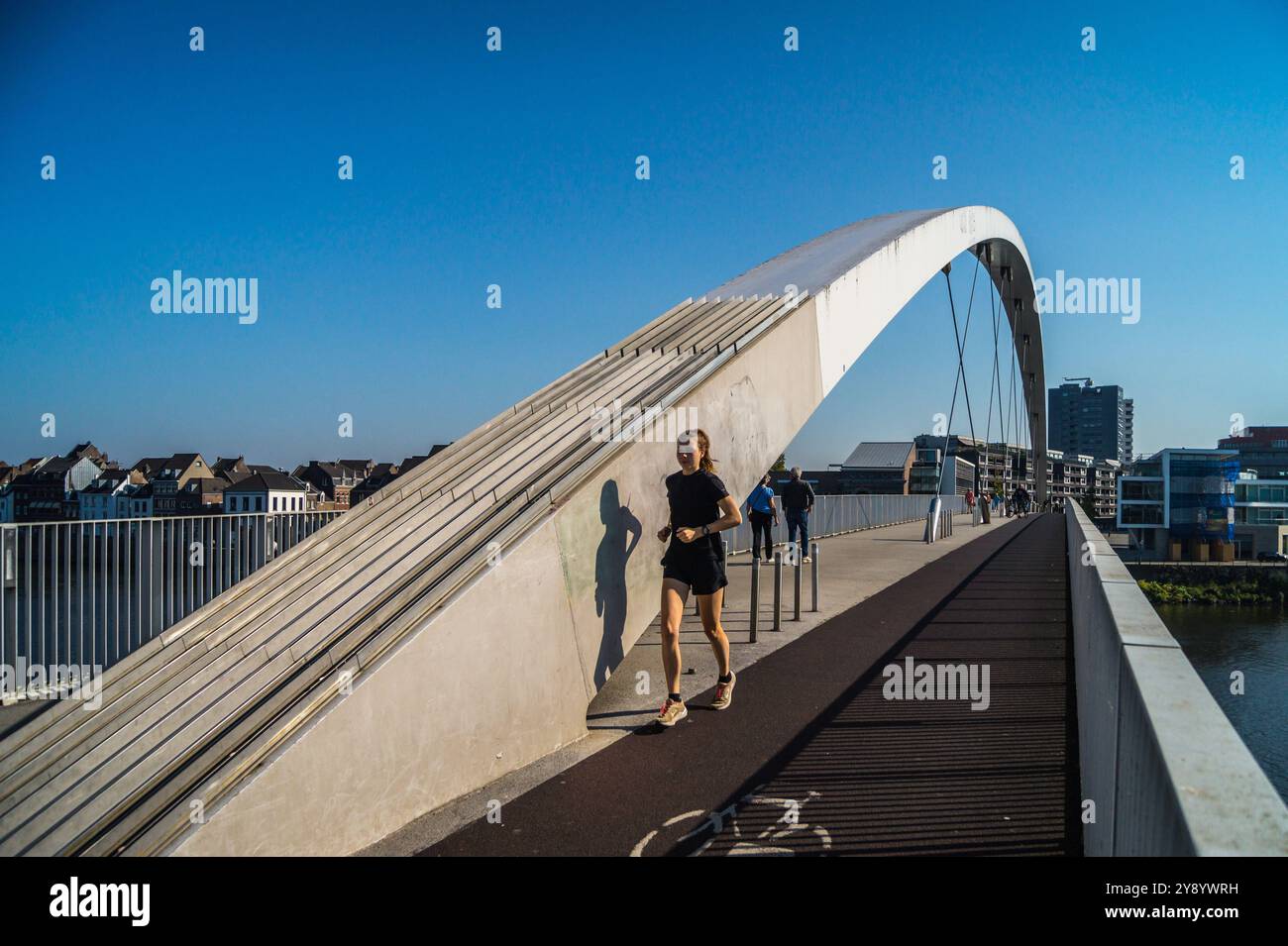 Una donna che attraversa Hoge Brug (ponte alto), ponte pedonale e ciclabile, di René Greitch, 2003, Maastricht, Paesi Bassi, gettare un'ombra Foto Stock
