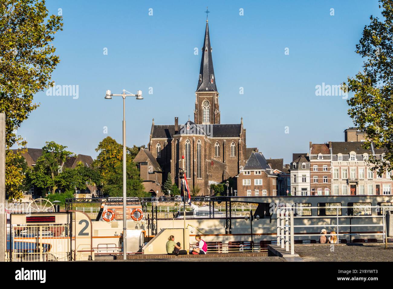 Sint Martinuskerk, chiesa di San Martino, chiesa cattolica romana, stile neogotico di Pierre Cuypers, 1858, sul fiume Maas Maastricht, Paesi Bassi Foto Stock