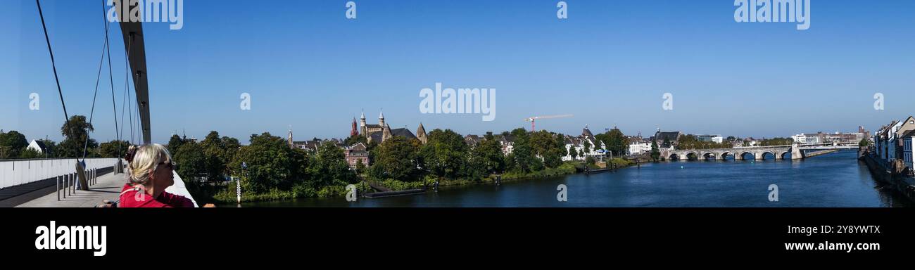 Immagine panoramica del lungomare di Maastricht dal ponte pedonale e ciclabile Hoge Brug, Plein 1992, Maastricht, Paesi Bassi Foto Stock