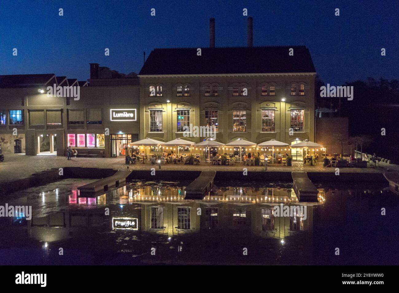 Lumière Cinema e ristorante bar, lungofiume Maas al crepuscolo, Maastricht, Paesi Bassi Foto Stock