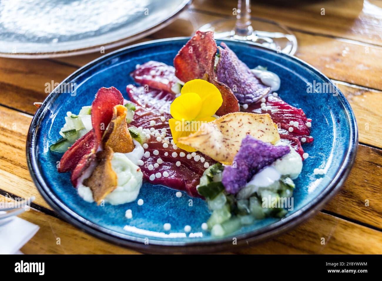 Un piatto di tonno con patatine di barbabietola al ristorante Noon, Maastricht, Paesi Bassi Foto Stock