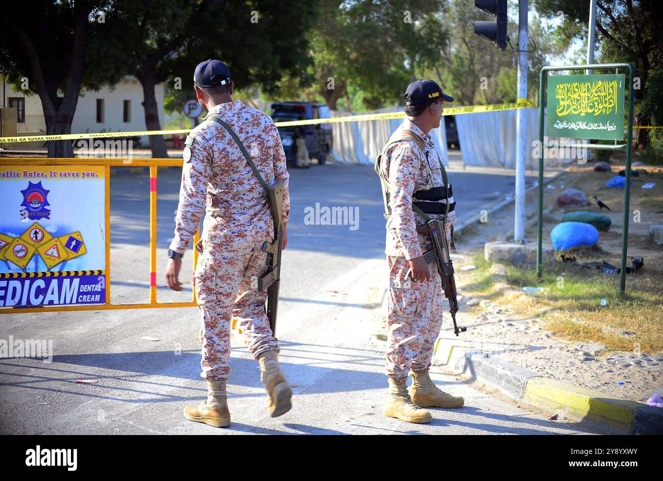 Vista del sito mentre i funzionari della sicurezza sono cordone fuori dal sito per le operazioni di ispezione e indagine dopo un'enorme esplosione nei pressi dell'aeroporto internazionale Jinnah di Karachi lunedì 7 ottobre 2024. Almeno tre cittadini stranieri sono morti, mentre altri 17 hanno subito lesioni in un'enorme esplosione vicino all'aeroporto internazionale di Jinnah. Il rumore dell'esplosione è stato sentito in diverse aree della città, tra cui Karimabad, Defence e Jamshed Road, enormi e spesse nuvole di fumo e un incendio ardente dal sito. Foto Stock