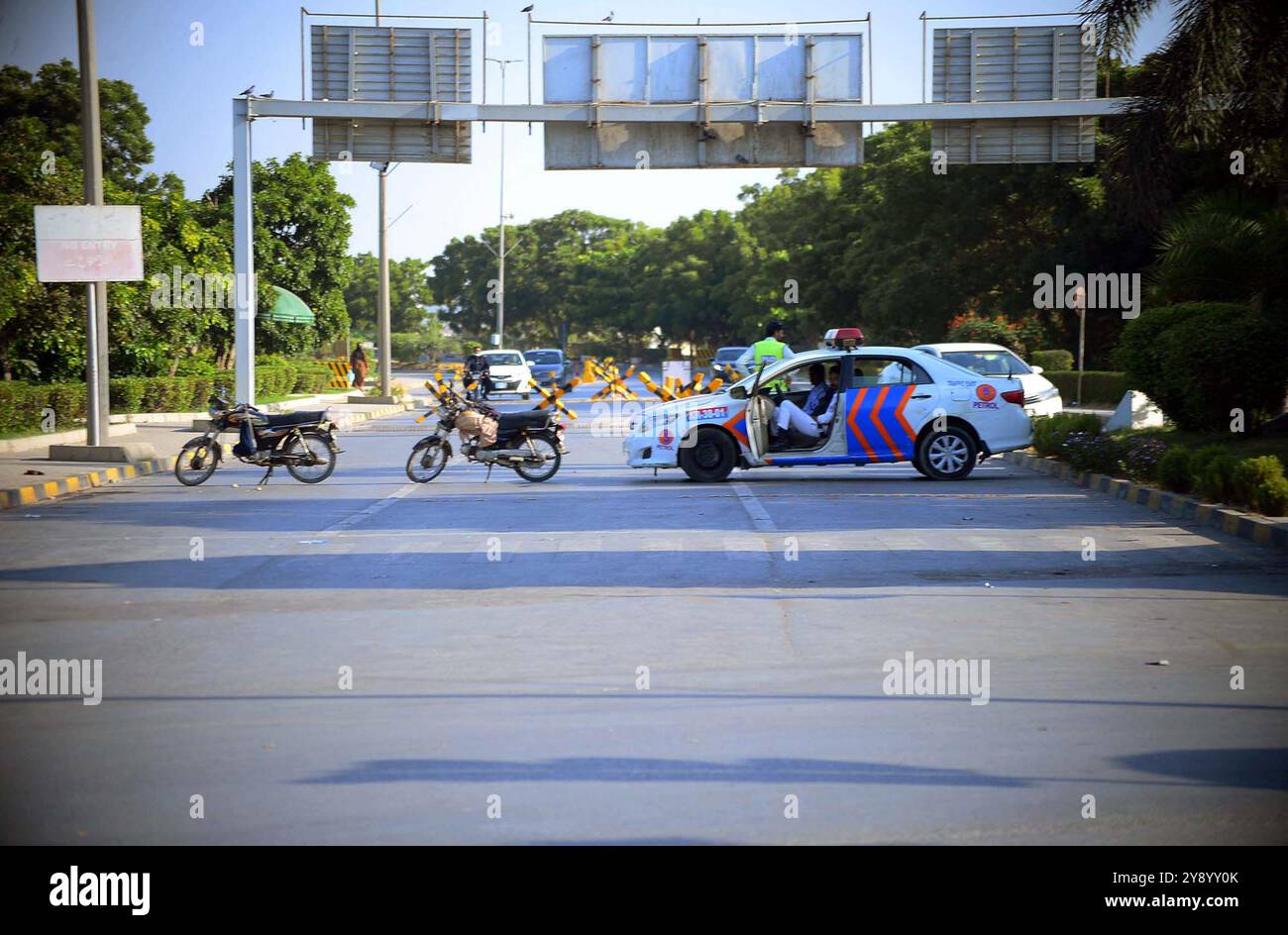 Vista del sito mentre i funzionari della sicurezza sono cordone fuori dal sito per le operazioni di ispezione e indagine dopo un'enorme esplosione nei pressi dell'aeroporto internazionale Jinnah di Karachi lunedì 7 ottobre 2024. Almeno tre cittadini stranieri sono morti, mentre altri 17 hanno subito lesioni in un'enorme esplosione vicino all'aeroporto internazionale di Jinnah. Il rumore dell'esplosione è stato sentito in diverse aree della città, tra cui Karimabad, Defence e Jamshed Road, enormi e spesse nuvole di fumo e un incendio ardente dal sito. Foto Stock