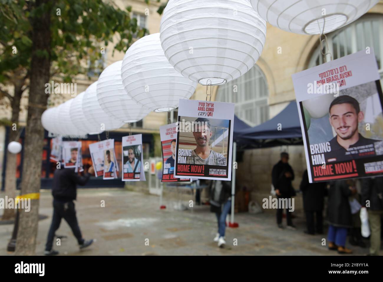 Parigi, Francia, il 7 ottobre 20243, Lanterne in memoria delle vittime del 7 ottobre 2023 sul Parvis di 260 bambini nel 4 ° arrondissement di Parigi. Credito di Francois Loock/Alamy Live News Foto Stock