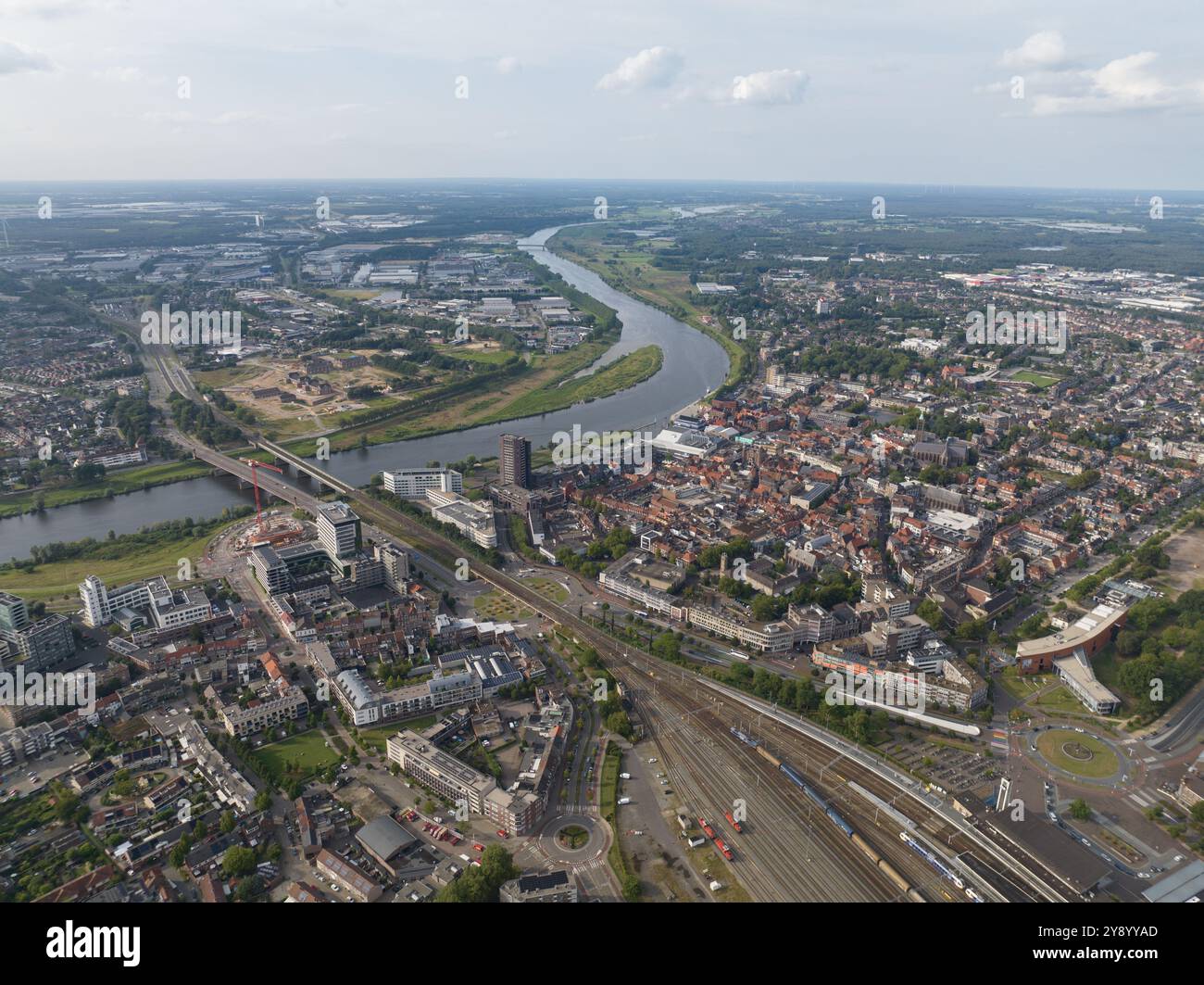 Venlo, panoramica del centro città, fiume mosa, edifici e infrastrutture. Foto Stock