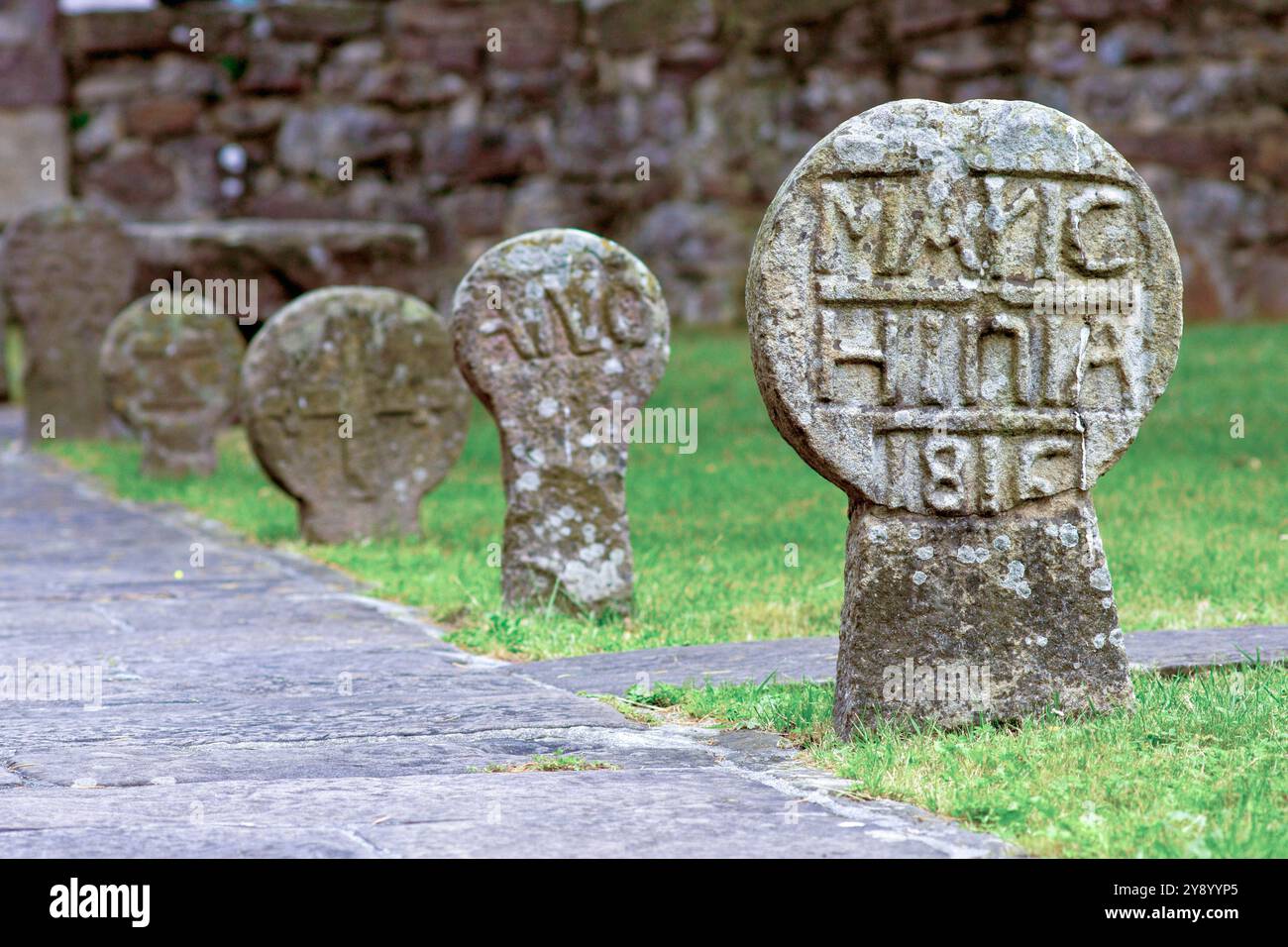 Stele funerarie, Chiesa dell'assunzione (XVIII secolo). Etxalar. Navarra. Spagna. Foto Stock