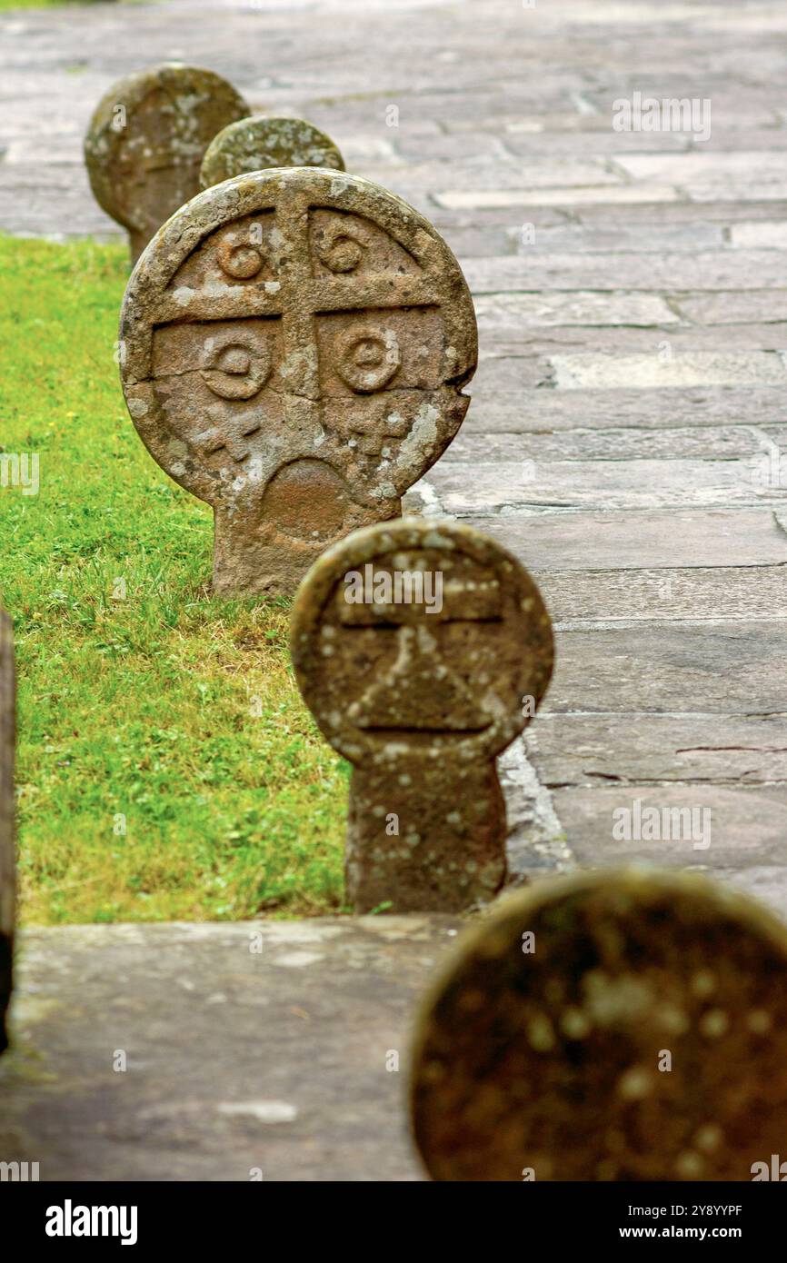 Stele funerarie, Chiesa dell'assunzione (XVIII secolo). Etxalar. Navarra. Spagna. Foto Stock