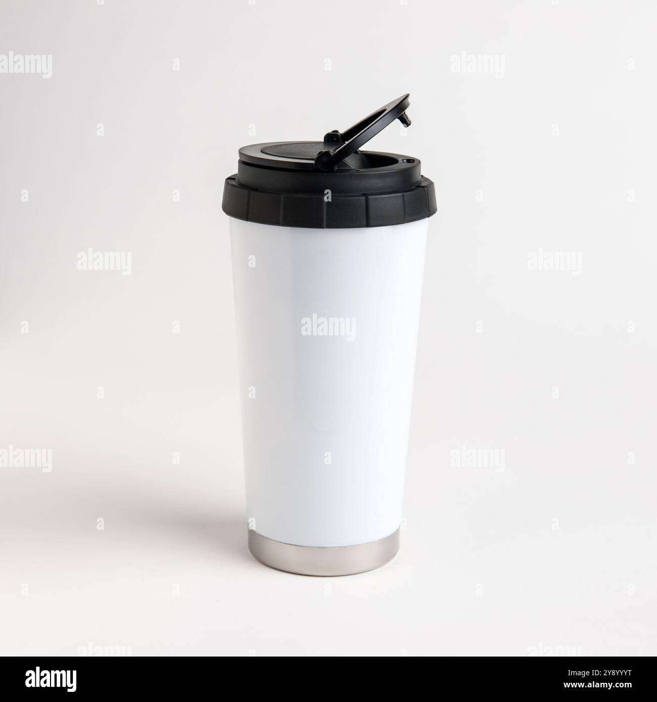 tazza da viaggio bianca con coperchio aperto Foto Stock