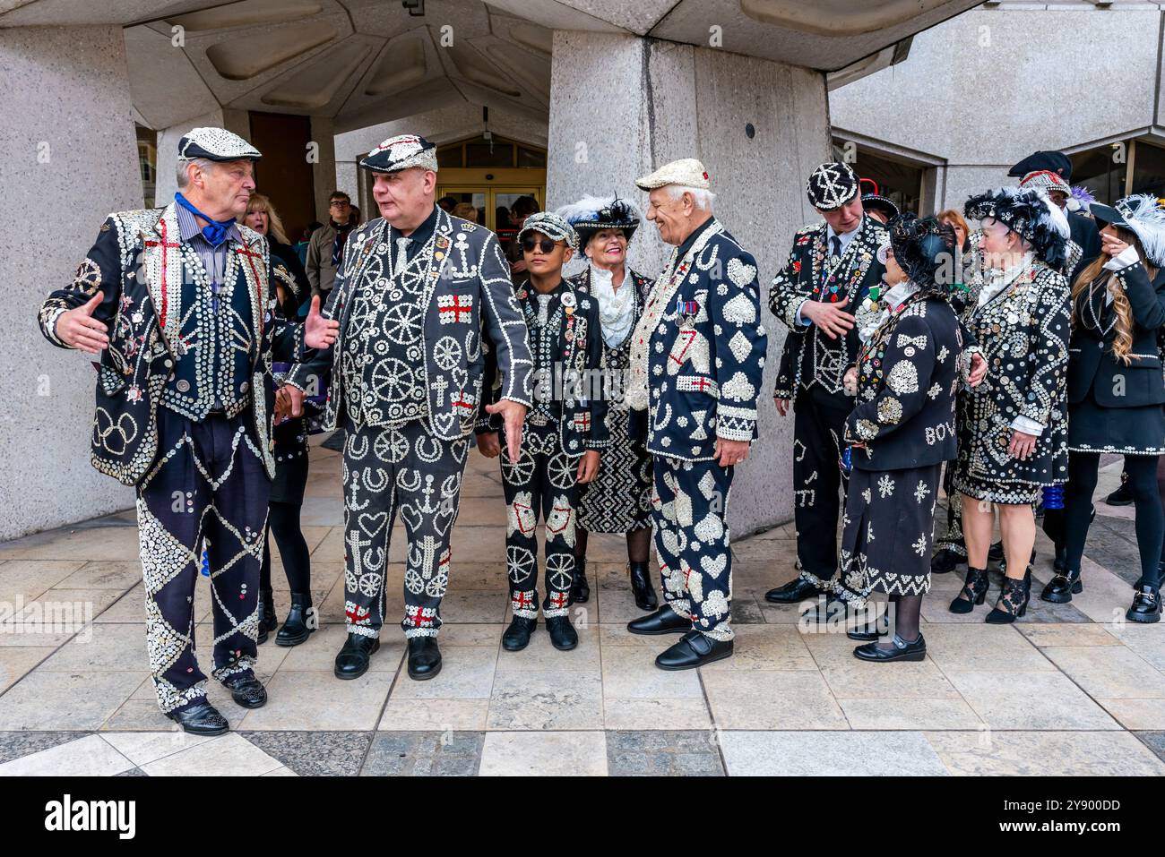 Un gruppo di re perlati, regine, principi e principesse all'annuale Pearly Kings and Queens Costermongers Harvest Festival, Londra, Regno Unito. Foto Stock