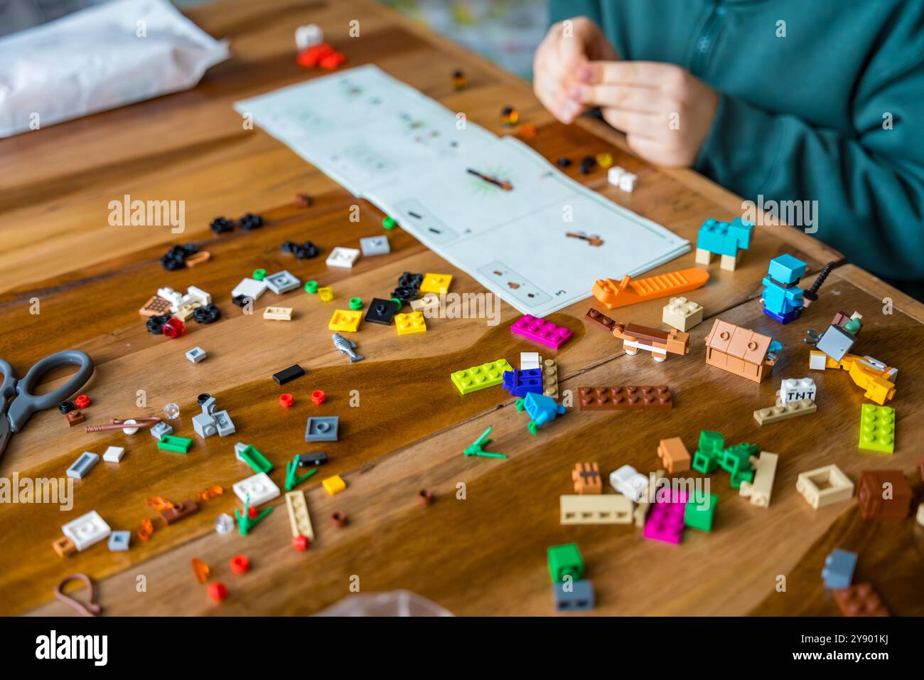 repubblica Ceca, Krecovice - 31 dicembre 2023: Elementary boy assembla LEGO Minecraft Set Foto Stock