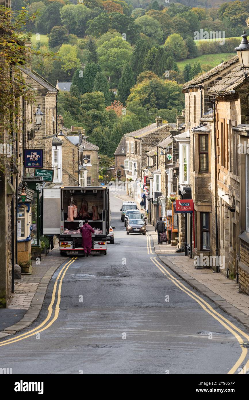 Pateley Bridge High Street - consegna carne a Kendalls Farm Butchers - Pateley Bridge, Nidderdale, North Yorkshire, Inghilterra, Regno Unito Foto Stock