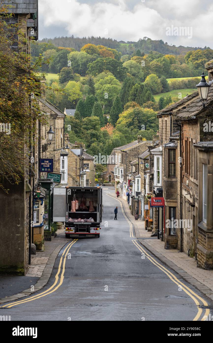 Pateley Bridge High Street - consegna carne a Kendalls Farm Butchers - Pateley Bridge, Nidderdale, North Yorkshire, Inghilterra, Regno Unito Foto Stock