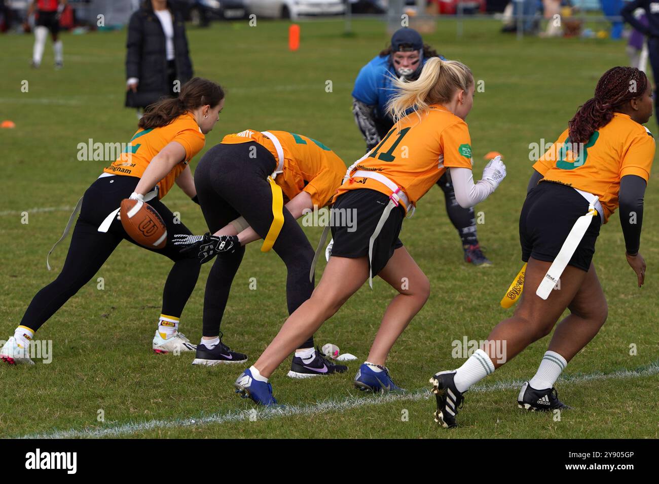 Una linea offensiva di flag football femminile in posizione al Pantherbowl 2024 Foto Stock