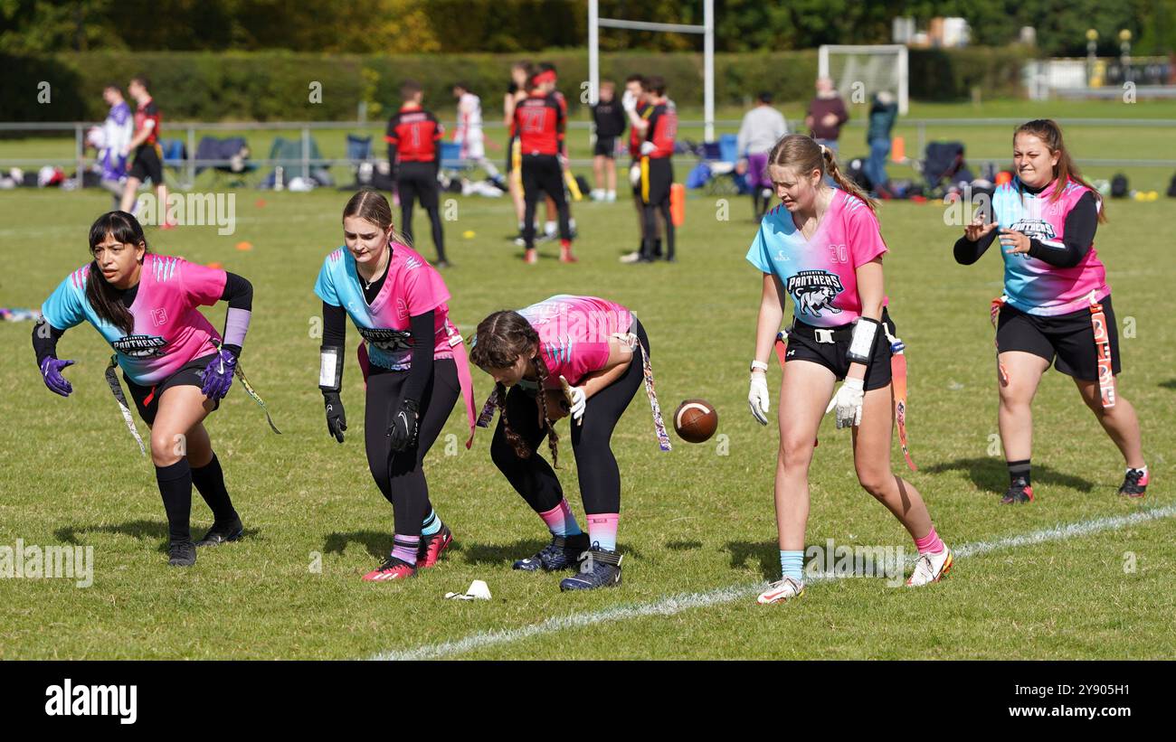 Una linea offensiva di flag football femminile in posizione al Pantherbowl 2024 Foto Stock