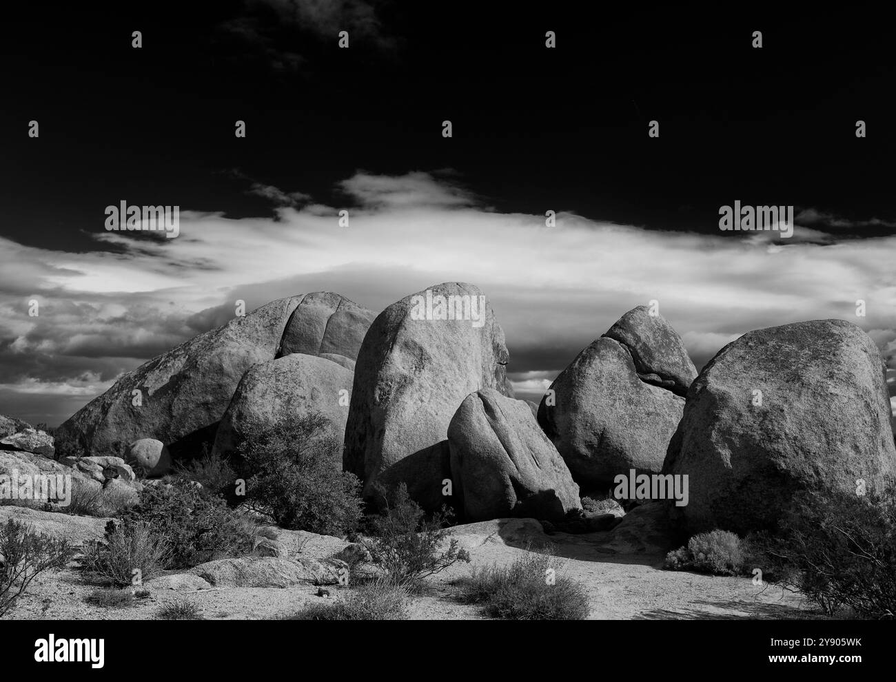 Bianco e nero di rocce e nuvole nel Joshua Tree National Park Foto Stock