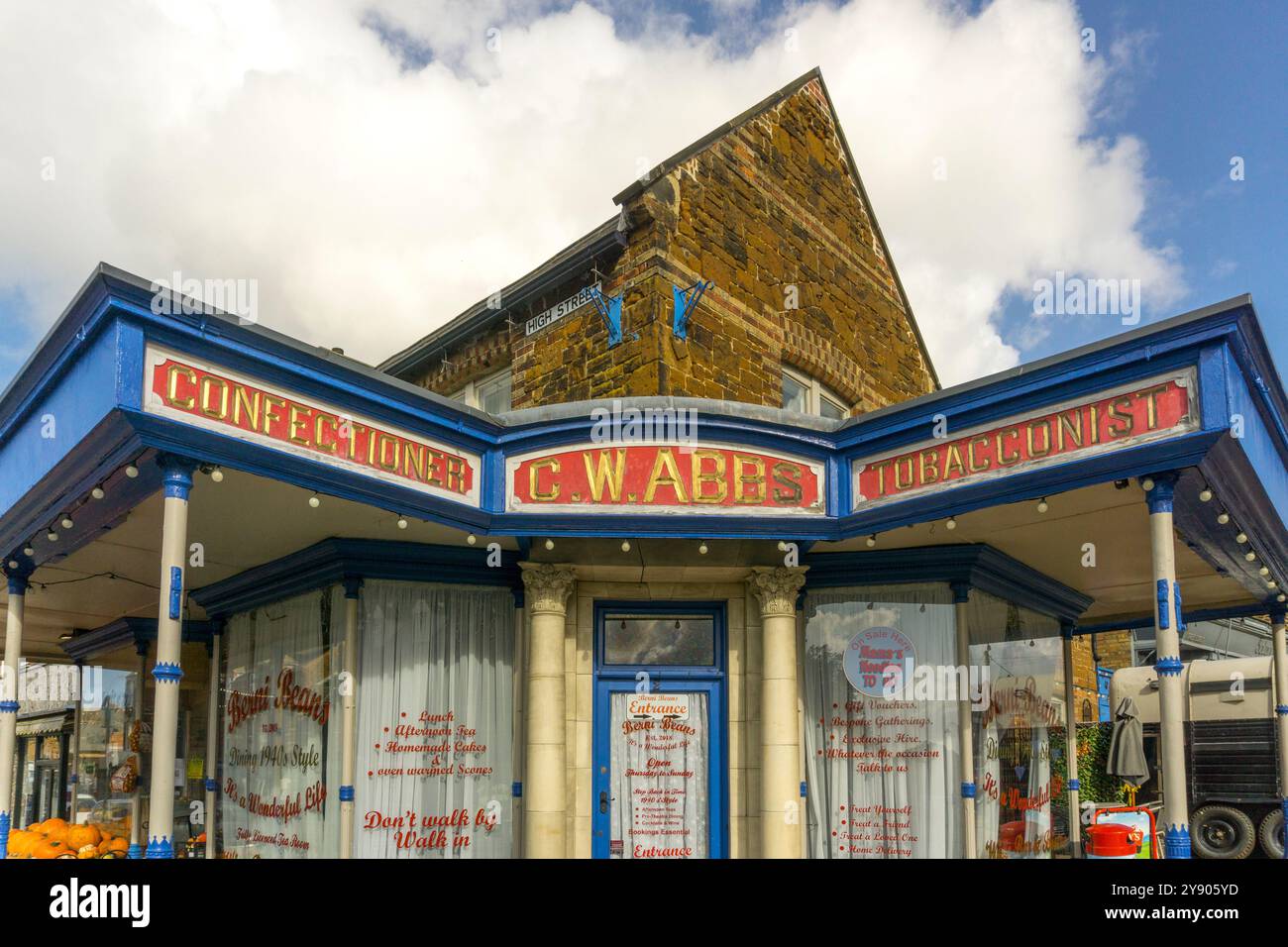 Vecchio cartello per C W Abbs Confectioner and Tobacconist in un negozio a Hunstanton High Street, Norfolk. Foto Stock