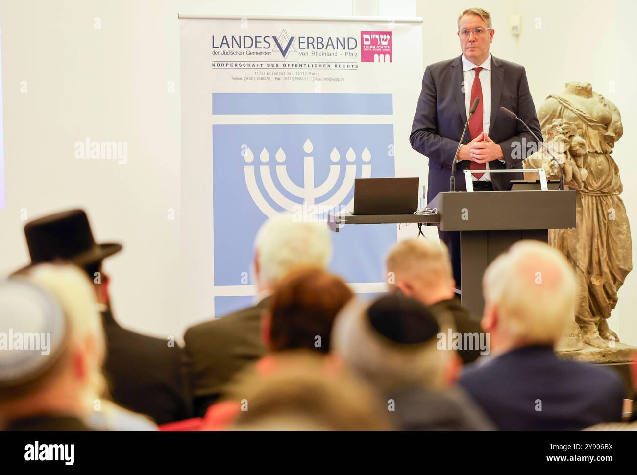 Gedenkveranstaltung des jüdischen Landesverbands Rheinland-Pfalz. Ein Jahr 7. Oktober, ein Jahr Massaker auf Israel. Im Mainzer Landesmuseum gedenken die jüdischen Gemeinden mit Ministerpräsident Alexander Schweitzer und weiteren Politikern den Opfern. 07.10.24 *** evento commemorativo organizzato dall'Associazione ebraica Renania-Palatinato un anno 7 ottobre, un anno di massacri in Israele le comunità ebraiche commemorano le vittime nel Museo di Stato di Magonza con il Ministro Presidente Alexander Schweitzer e altri politici 07 10 24 Foto Stock