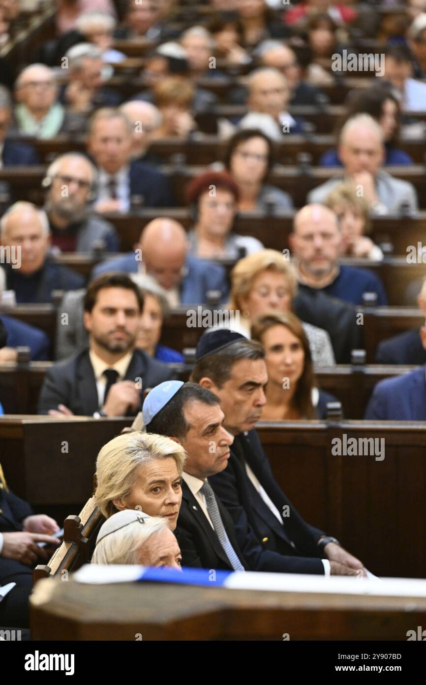 Bruxelles, Belgio. 7 ottobre 2024. la presidente della Commissione europea Ursula Von der Leyen, nella foto, durante una cerimonia per rendere omaggio alla memoria delle vittime dell'attentato del 7 ottobre scorso in Israele, alla grande sinagoga di Bruxelles, lunedì 7 ottobre 2024. Il padre del soldato israeliano Nimrodi, rapito e ancora tenuto a Gaza, parlerà alla cerimonia in occasione del primo anniversario. BELGA PHOTO ERIC LALMAND credito: Belga News Agency/Alamy Live News Foto Stock