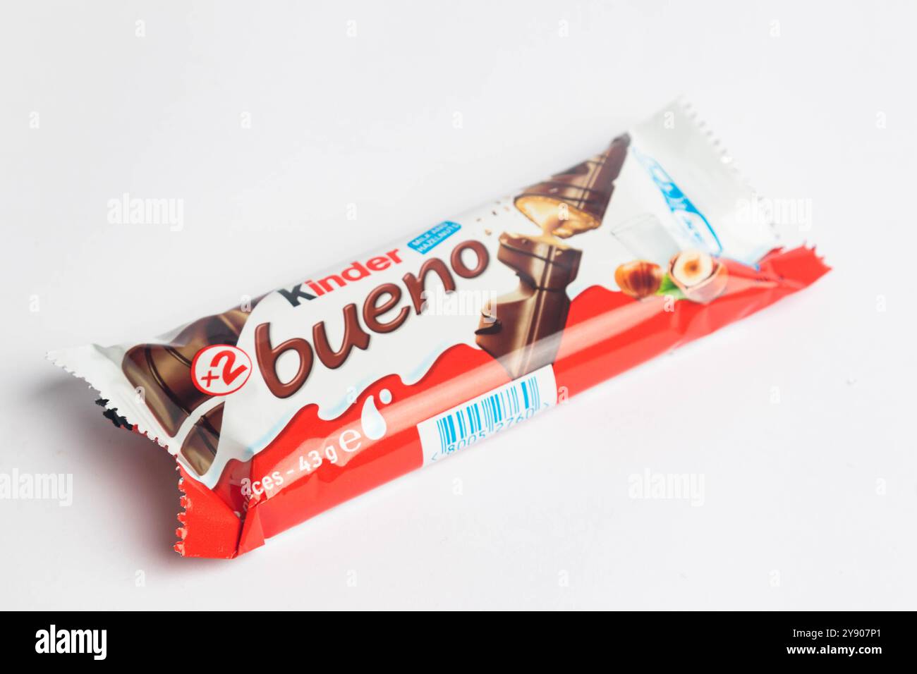 Londra, Regno Unito, 26 settembre 2024:- Una veduta della pasticceria Kinder Bueno, su sfondo bianco Foto Stock