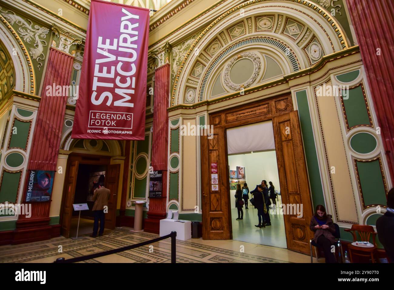 Mostra delle iconiche fotografie del fotografo del National Geographic Steve McCurry al Mucsarnok Palace of Art di Budapest, Ungheria Foto Stock