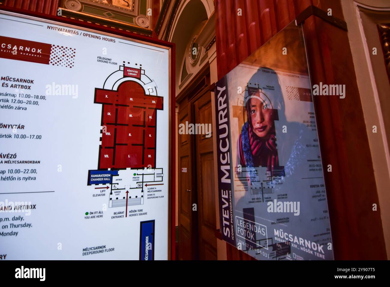 Mostra delle iconiche fotografie del fotografo del National Geographic Steve McCurry al Mucsarnok Palace of Art di Budapest, Ungheria Foto Stock