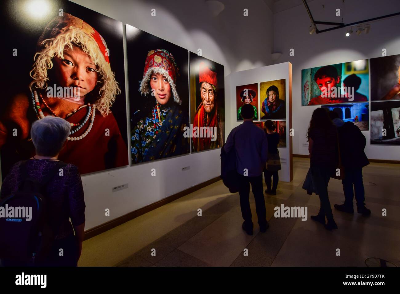 Mostra delle iconiche fotografie del fotografo del National Geographic Steve McCurry al Mucsarnok Palace of Art di Budapest, Ungheria Foto Stock