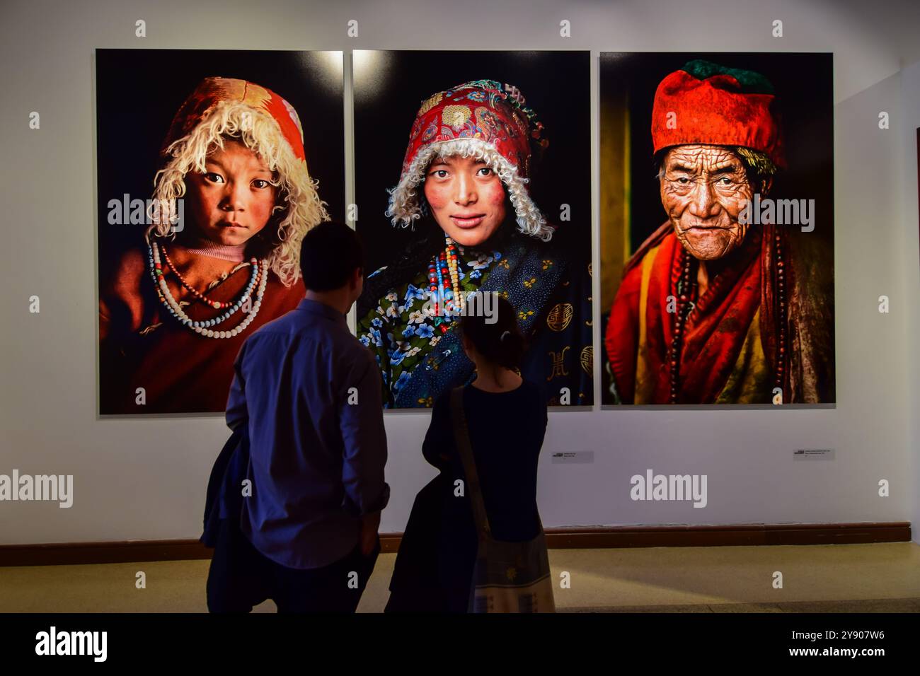 Mostra delle iconiche fotografie del fotografo del National Geographic Steve McCurry al Mucsarnok Palace of Art di Budapest, Ungheria Foto Stock