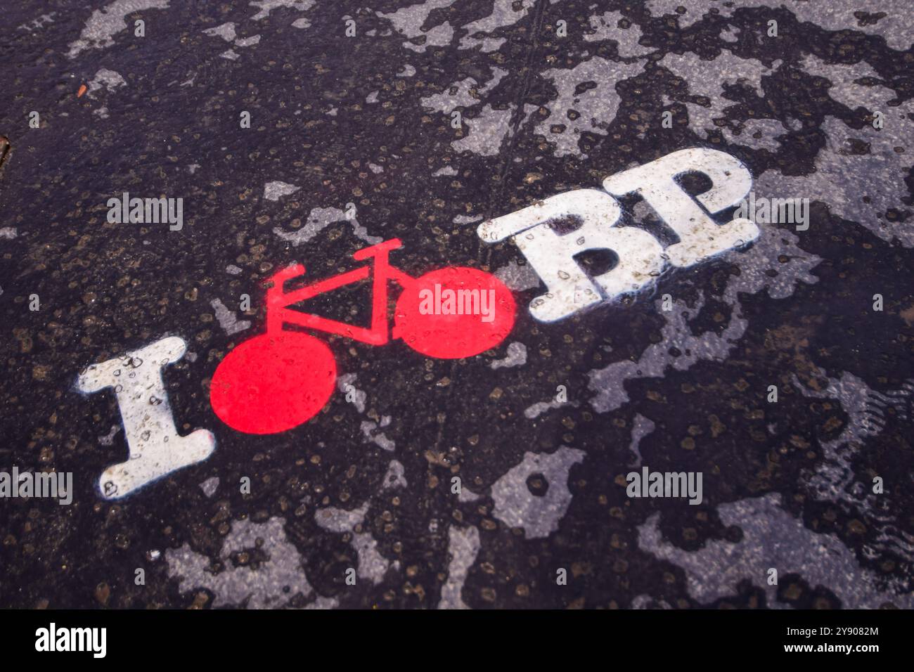 Logo creativo i Bike Budapest sulla strada della città, Budapest, Ungheria Foto Stock