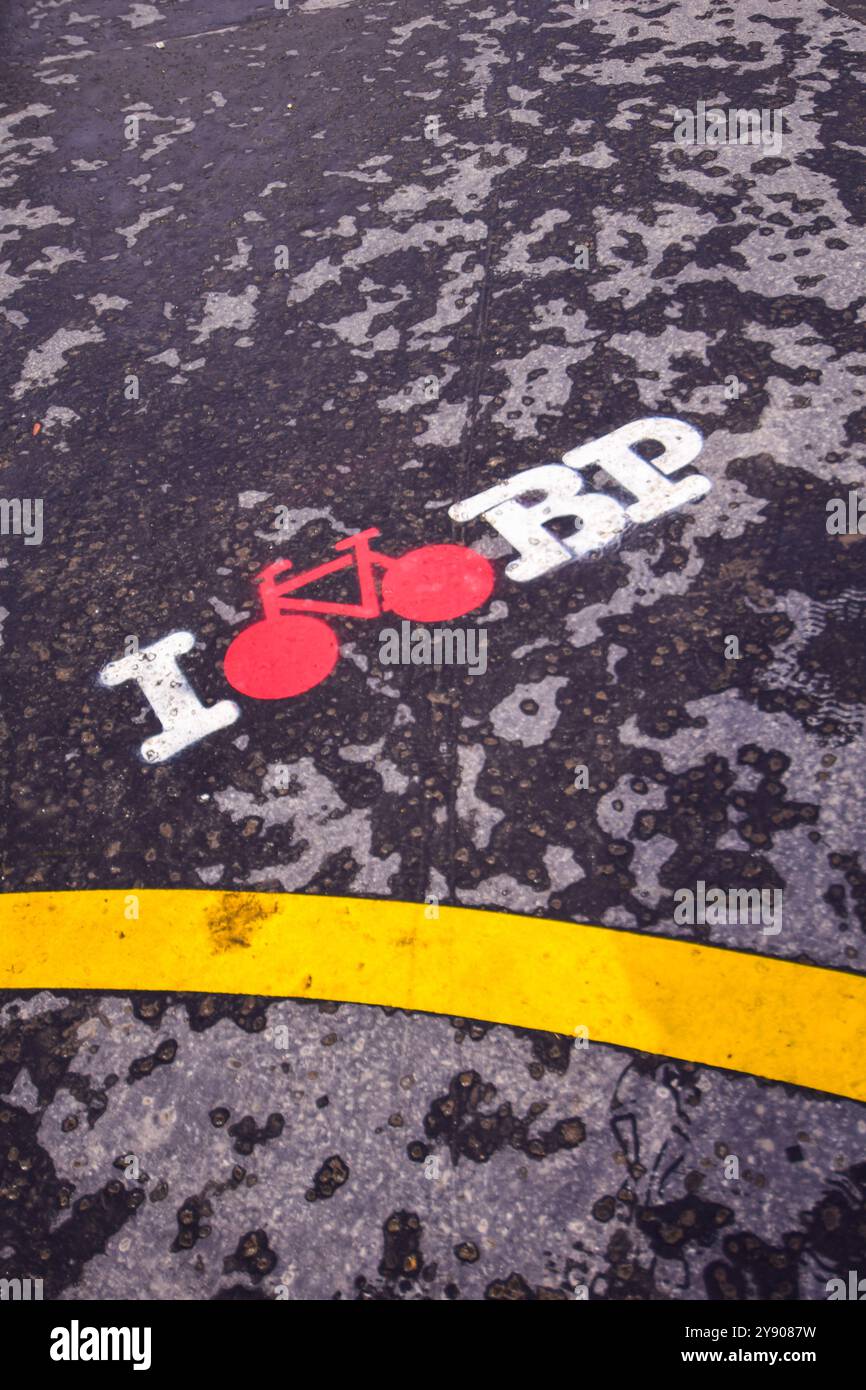 Logo creativo i Bike Budapest sulla strada della città, Budapest, Ungheria Foto Stock