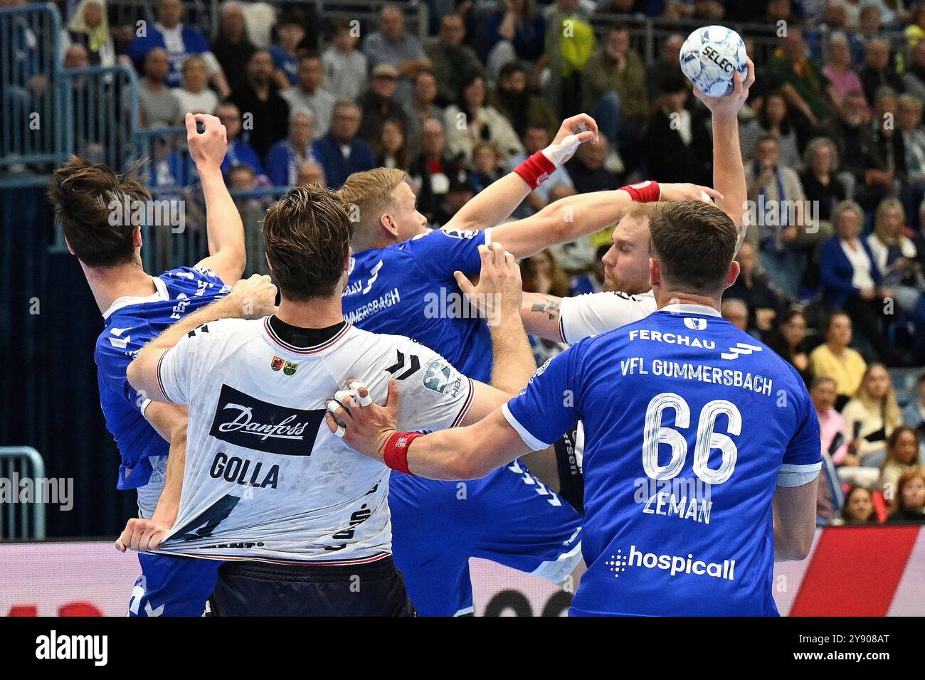 Gummersbach, Germania. 6 ottobre 2024. Simon Pytlick (SG Flensburg-Handewitt 2) und Johannes Golla (SG Flensburg-Handewitt 4) werden von Ellidi Vidarsson (VfL Gummersbach 4), Stepan Zeman (VfL Gummersbach 66) und Miro Schluroff (VfL Gummersbach 15) hart angegangen VfL Gummersbach vs. SG Flensburg-Handewitt 1. Bundesliga, 5. Spieltag, Spielzeit 2024-2025, Schwalbe Arena Gummersbach, 06.10.2024 foto: Eibner-Pressefoto/Juergen Augst crediti: dpa/Alamy Live News Foto Stock