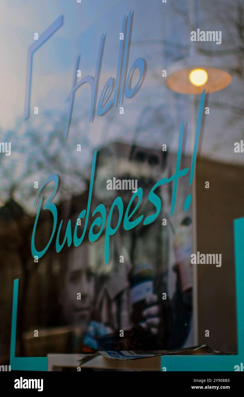 L'adesivo sulla finestra recita Hello Budapest! Foto Stock