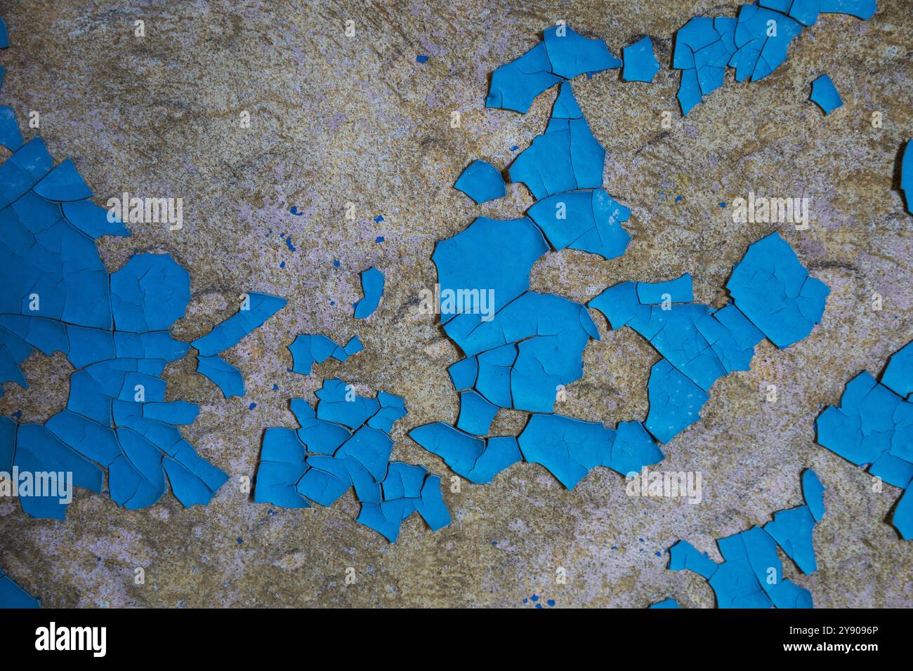 Si tratta di una vista ravvicinata di una superficie in cemento testurizzato caratterizzata da vari punti blu sparsi su di essa, che aumentano l'interesse visivo Foto Stock