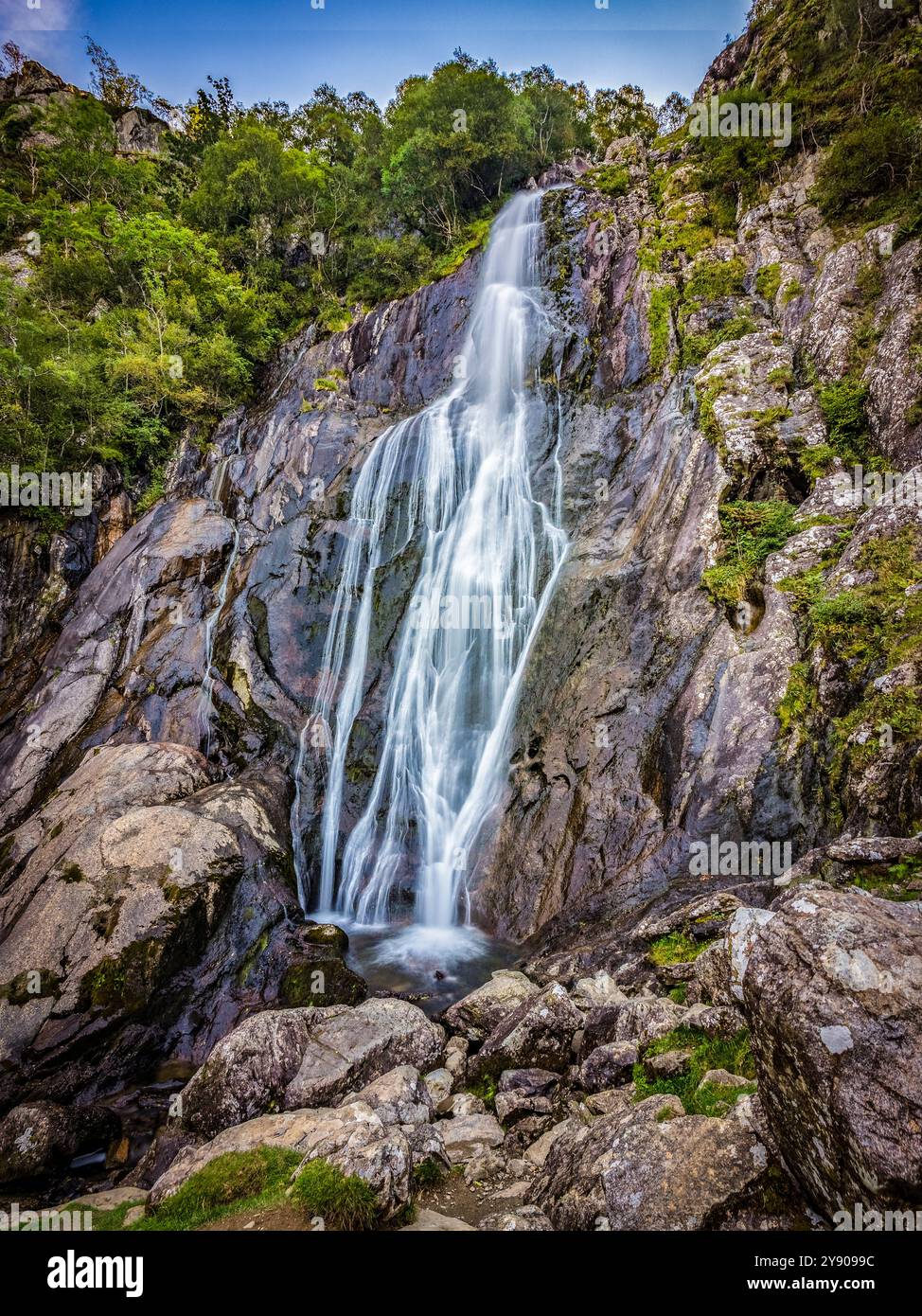 Aber Falls o Rhaeadr Fawr sull'Afon Goch vicino Abergwyngregyn nel Gwynnedd Foto Stock