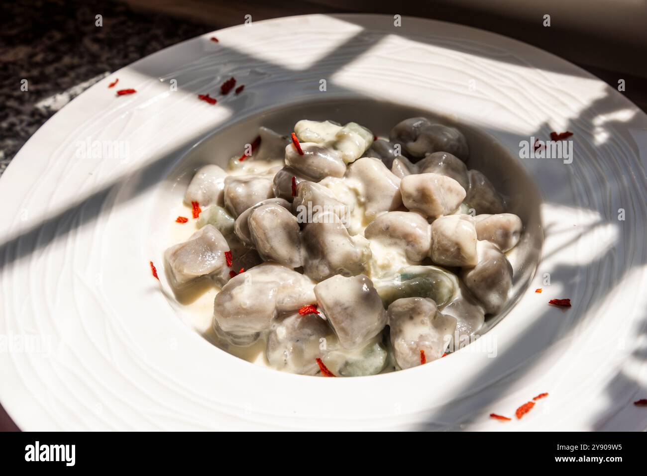Gli gnocchi al Castelmagno sono una ricetta così succulenta e preziosa. Il re dei formaggi insieme agli gnocchi frrom 'nonna'. Foto Stock