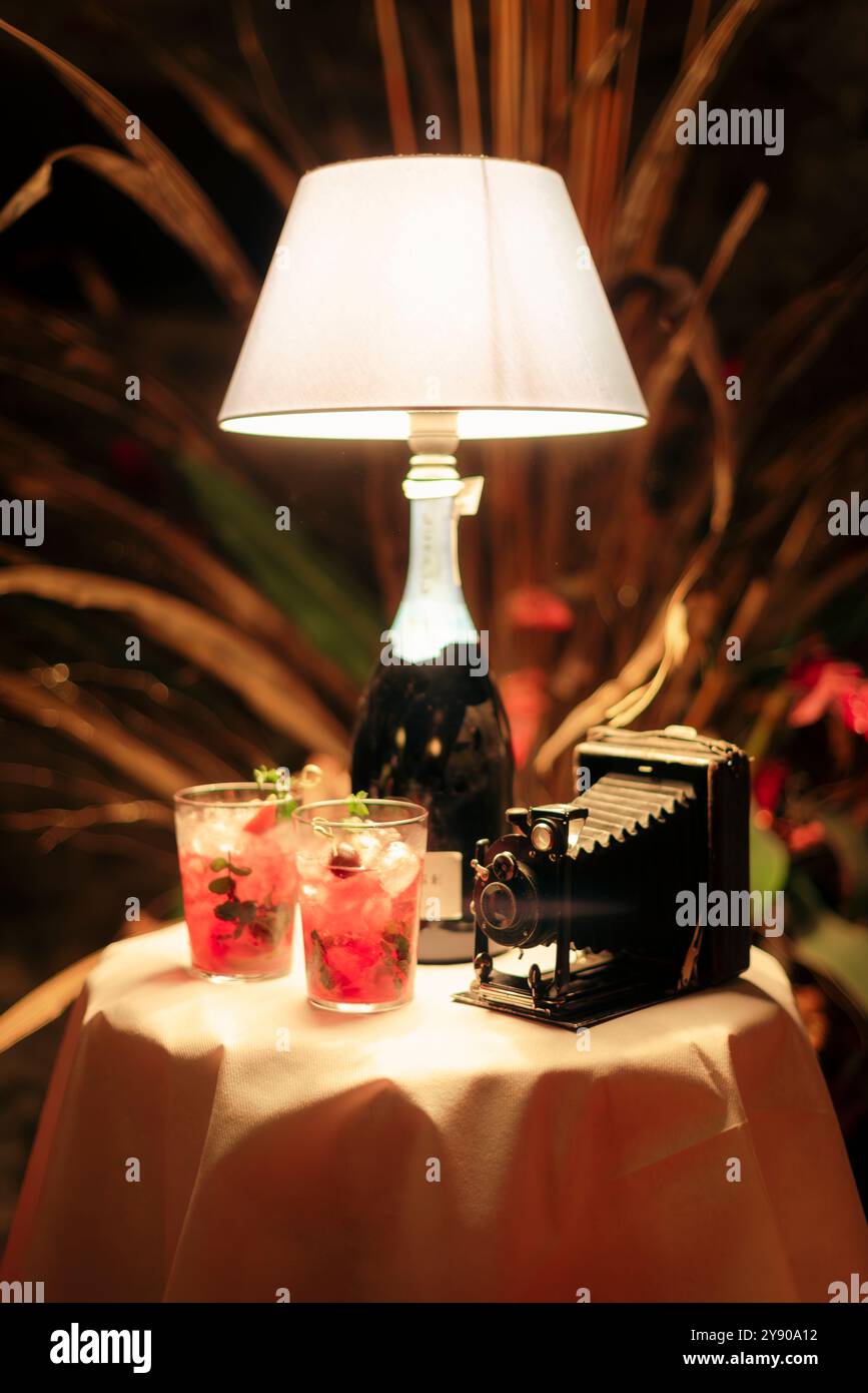 Tavolo curios con cocktail e macchina fotografica vintage. Foto Stock
