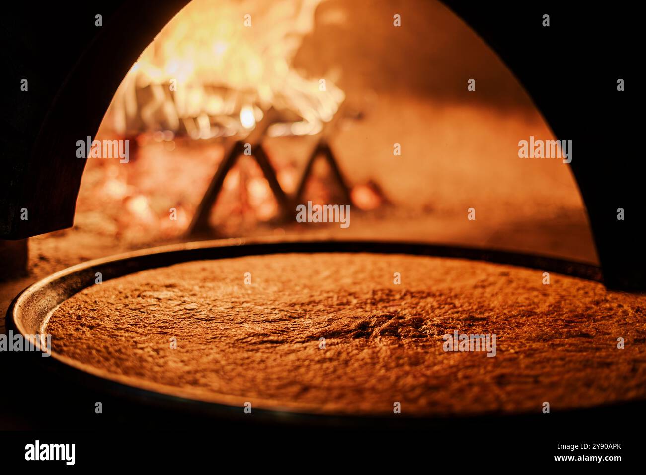 La farinata, tipica ricetta italiana del forno a legna a base di farina di ceci molto comune anche nel sud della francia. Foto Stock