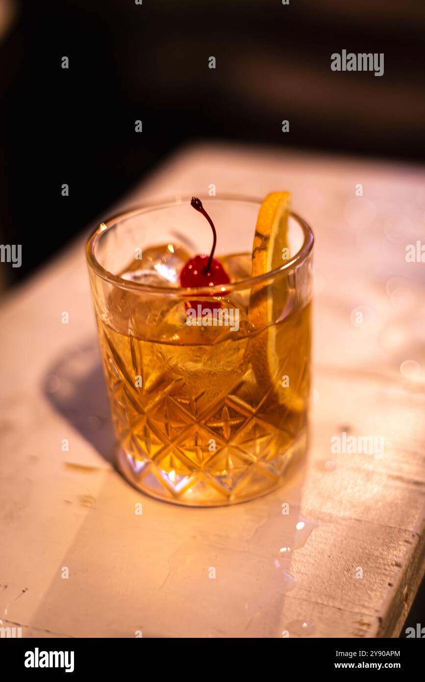 Il "vecchio stile", tra i cocktail più importanti al mondo. Bourbon, zucchero, angoscia, una fetta d'arancia una ciliegia. Foto Stock