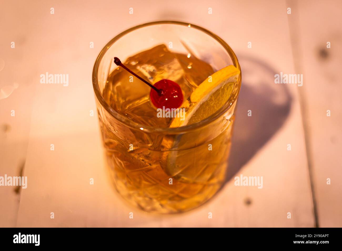 Il "vecchio stile", tra i cocktail più importanti al mondo. Bourbon, zucchero, angoscia, una fetta d'arancia una ciliegia. Foto Stock