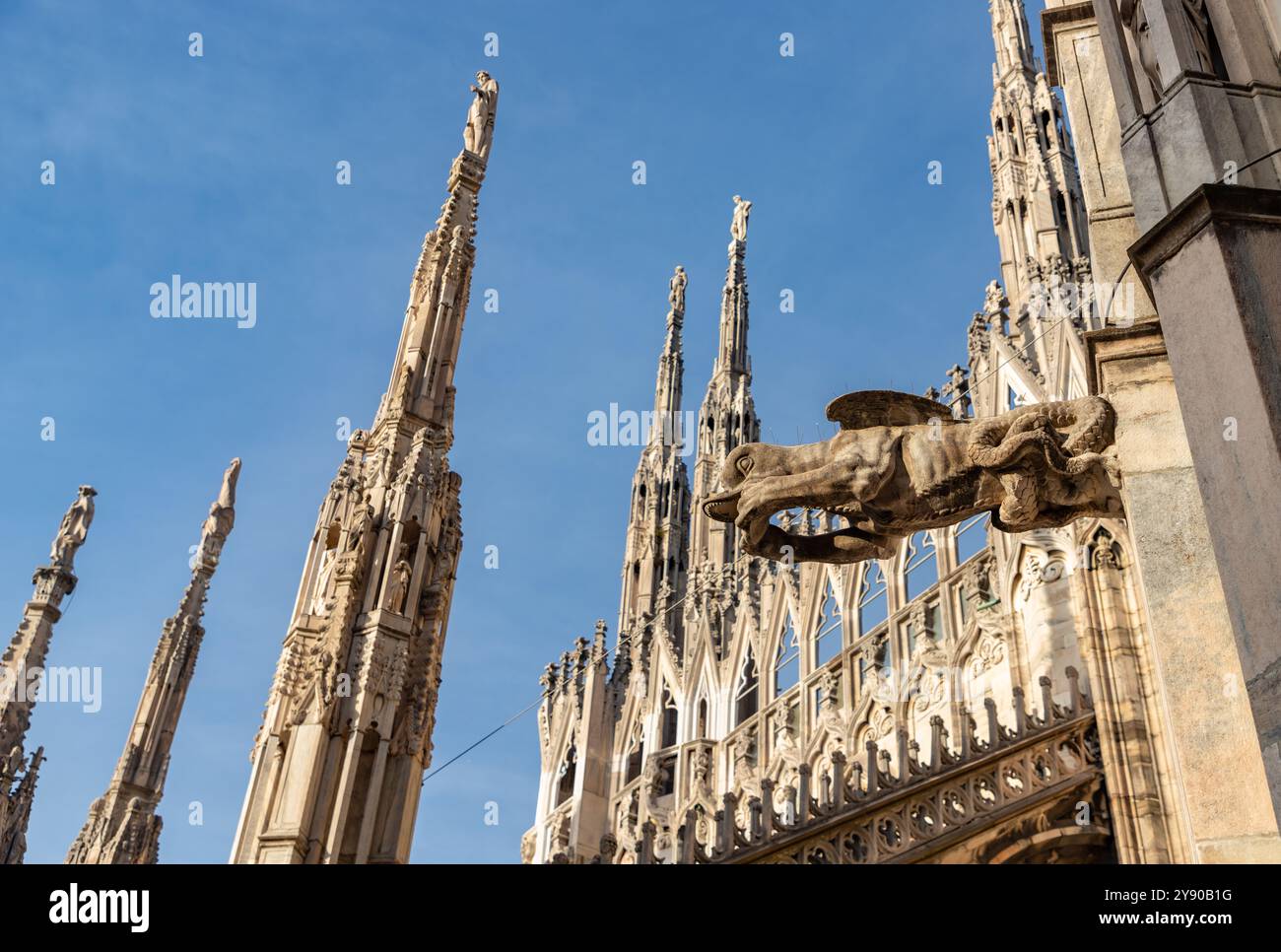 Una foto del Duomo di Milano o delle guglie e statue del tetto del Duomo di Milano. Foto Stock