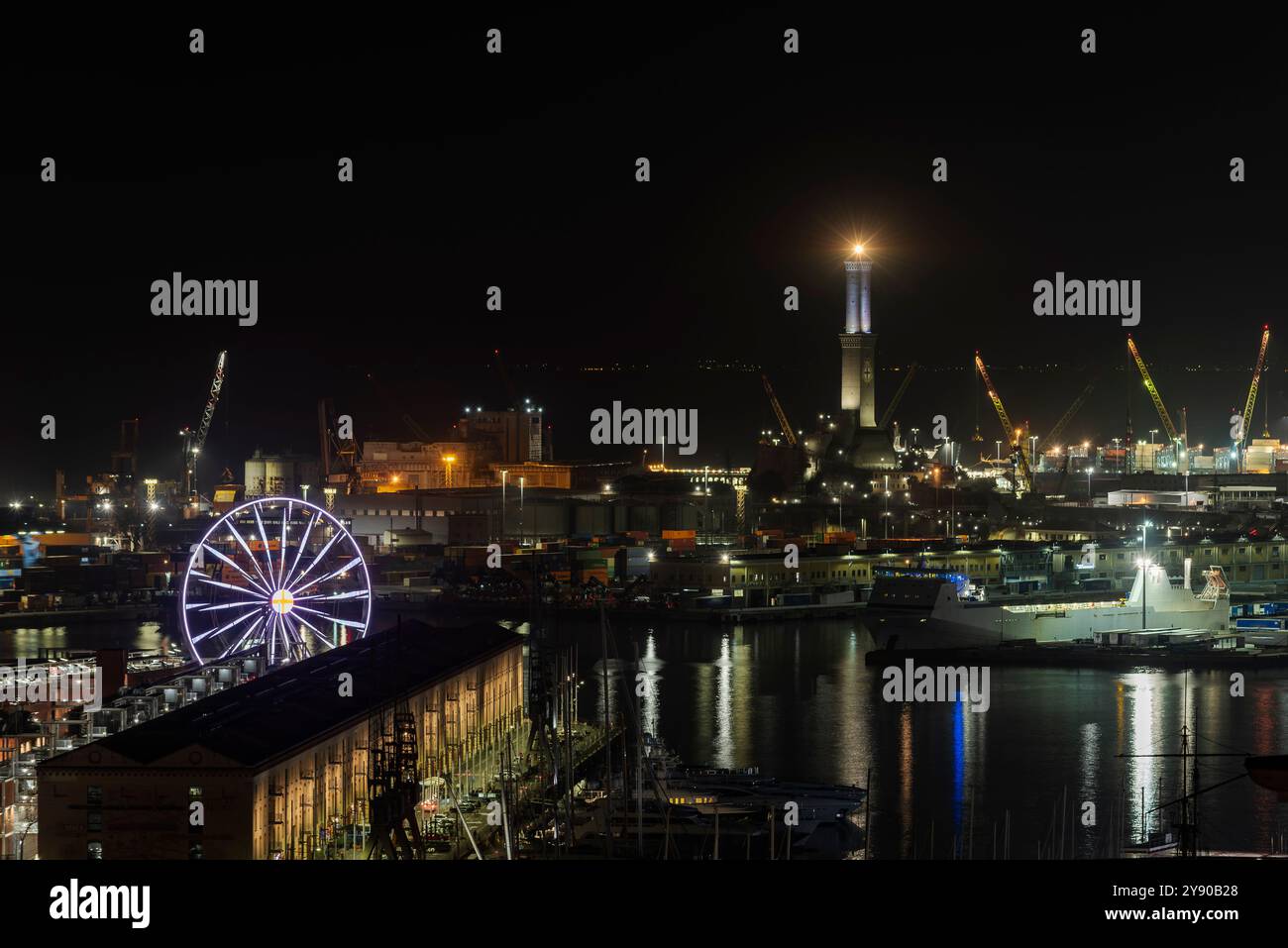 Panorama notturno di Genova con il suo iconico faro dalla terrazza del Castelletto. Foto Stock