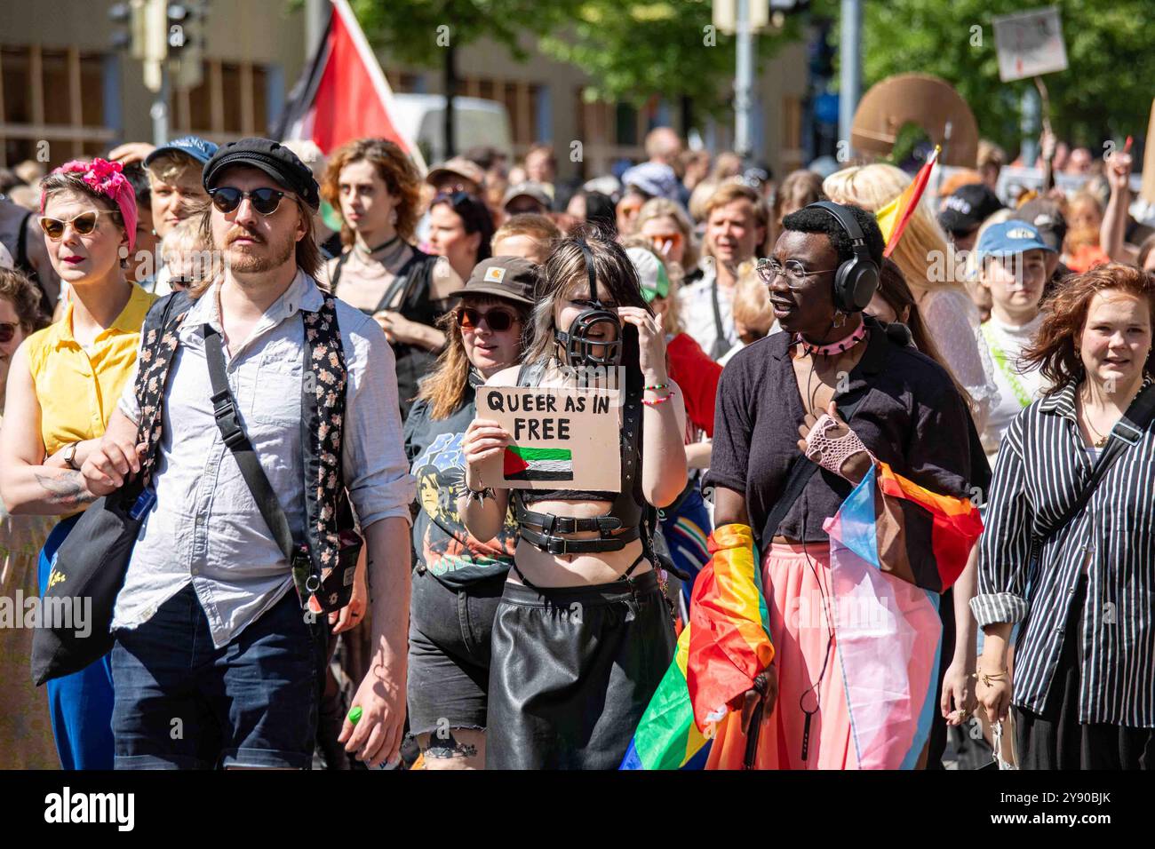Queer come nella Palestina libera. Persone che protestano alla parata Helsinki Pride 2024 su Mannerheimintie 2024 a Helsinki, Finlandia. Foto Stock