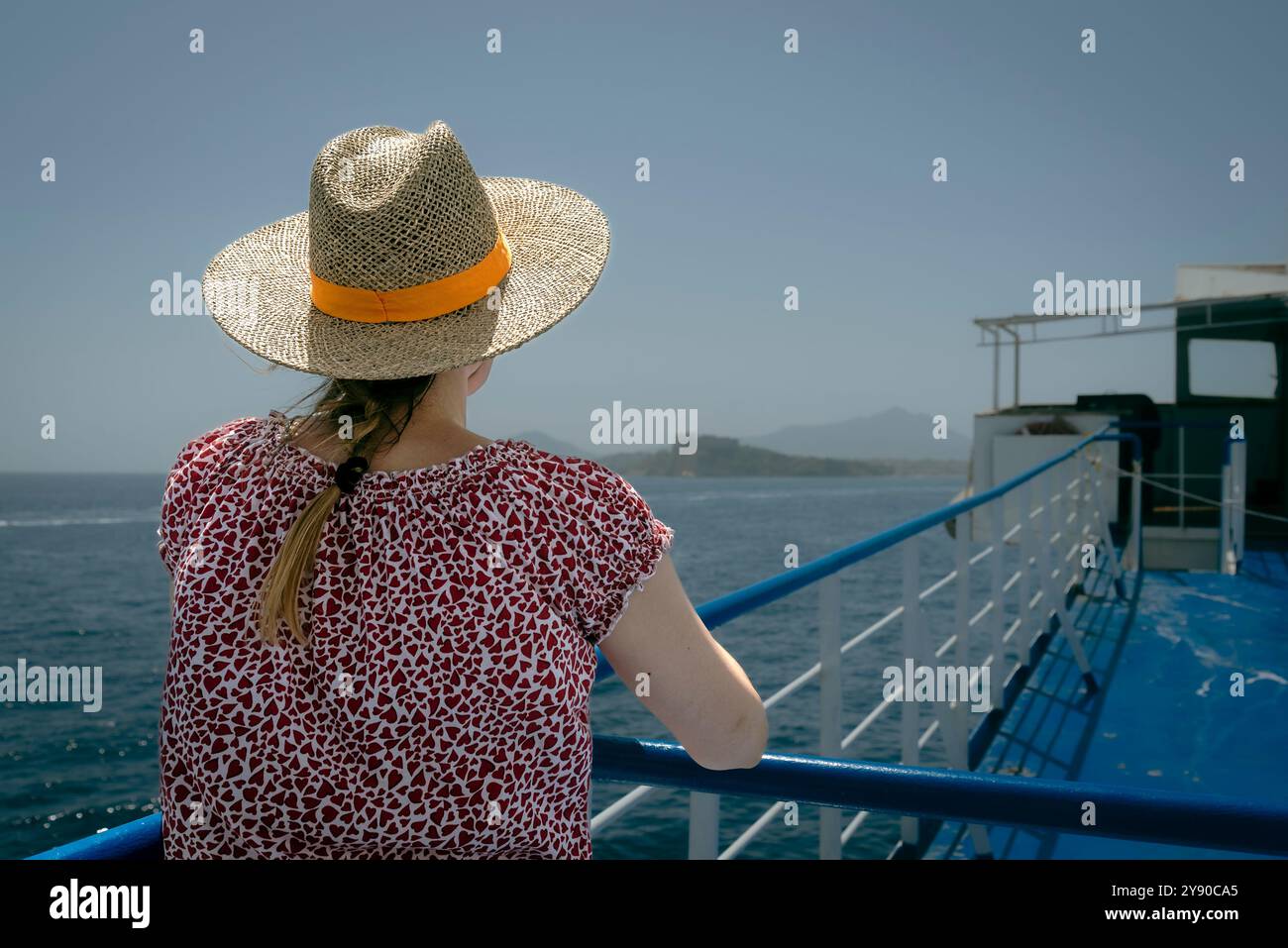 Tempo di vacanza per una bella ragazza con un cappello randagio. Foto Stock