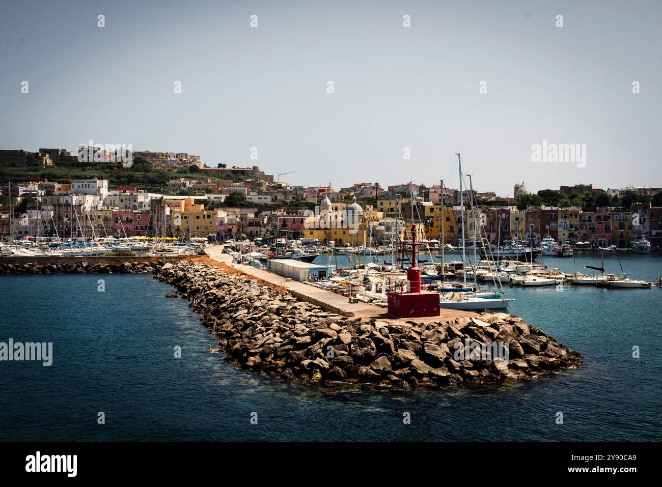 Marina grande è il porto di arrivo sull'isola di Procida, golfo di Napoli. Foto Stock