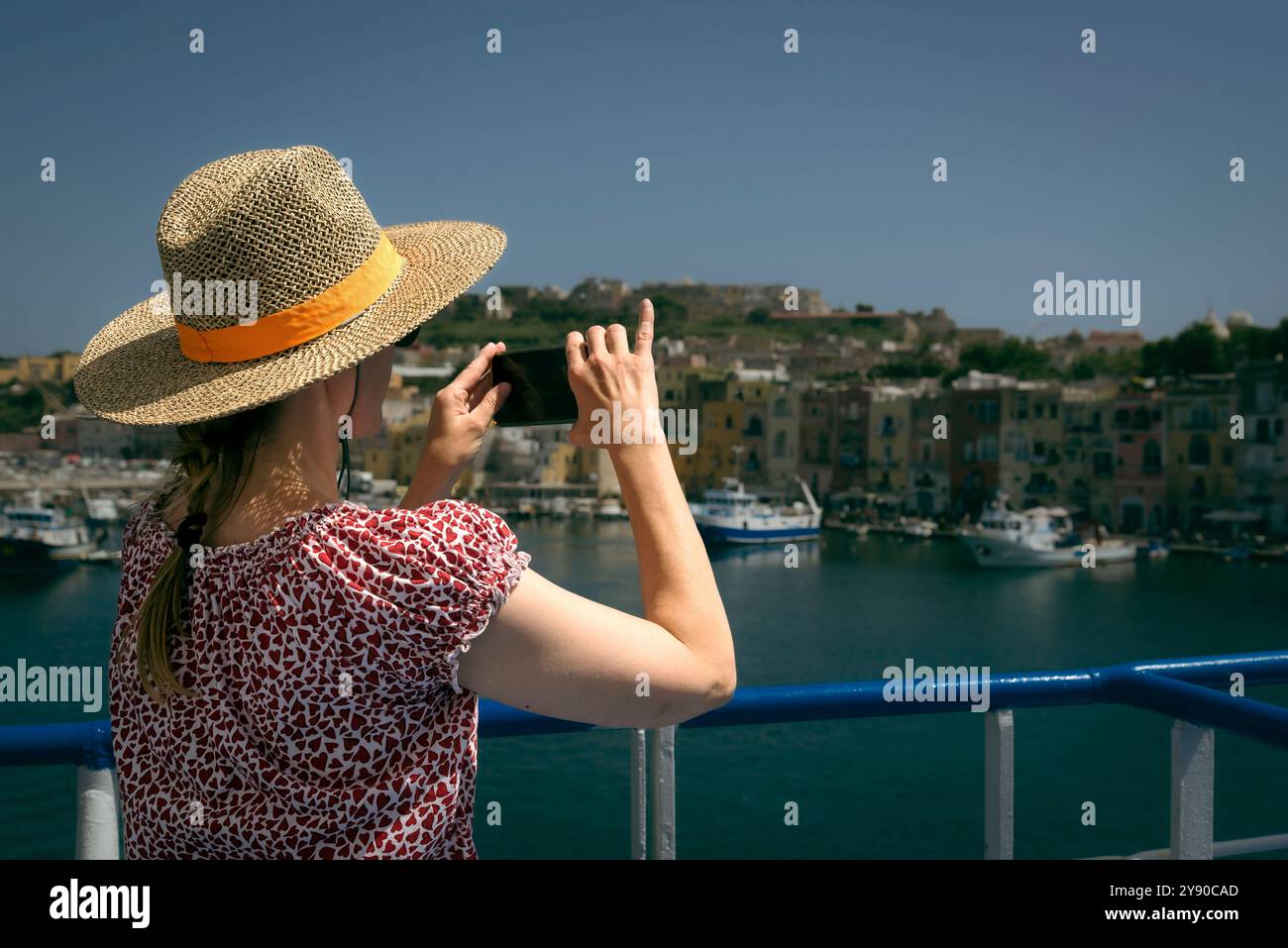 Tempo di vacanza per una bella ragazza con un cappello randagio. Foto Stock