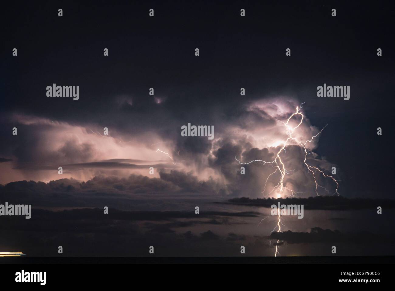 Thunderbolt e fulmine sul mare tempestoso. Foto Stock