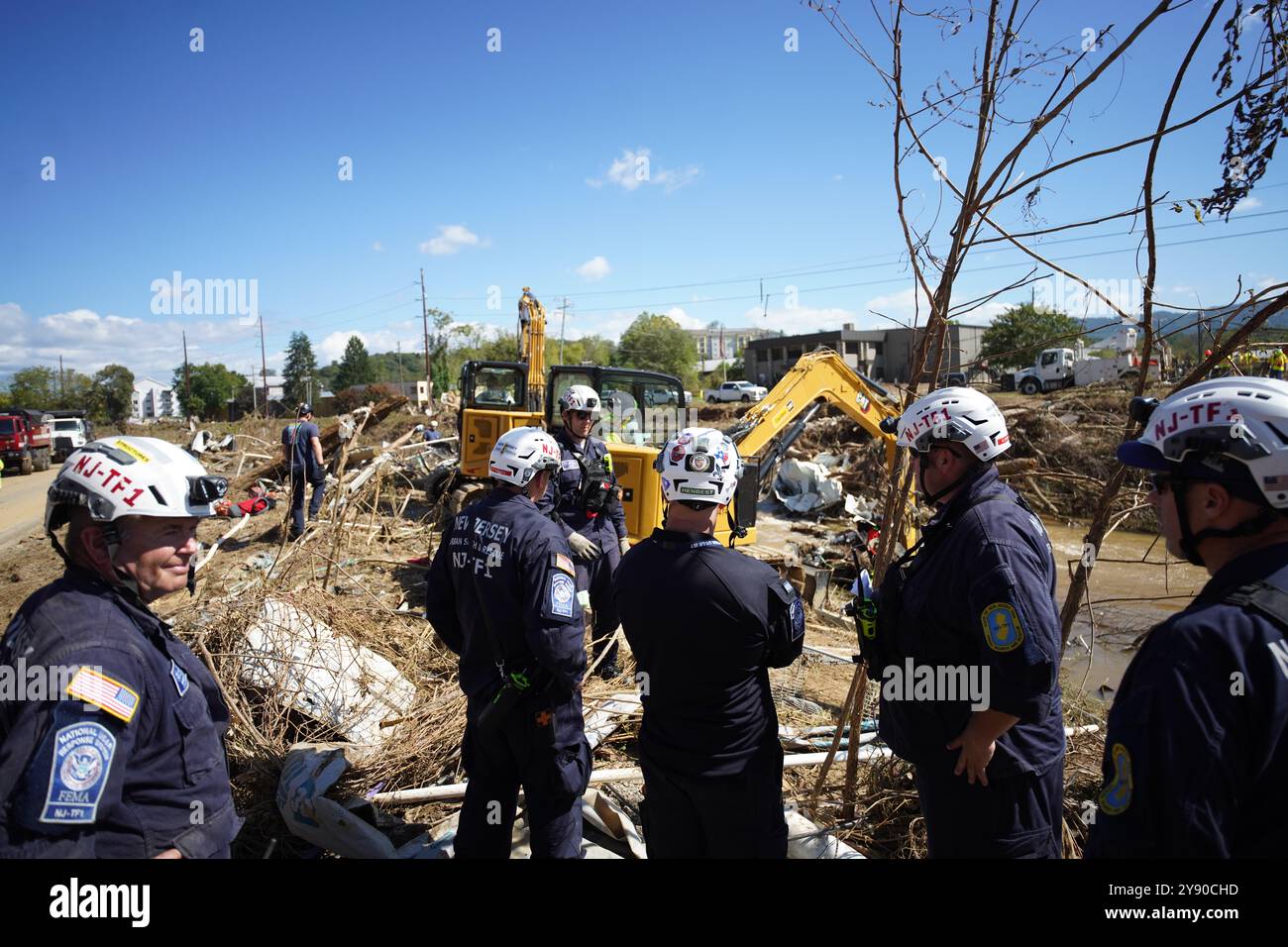 Asheville, N.C. (2 ottobre 2024) - i membri del New Jersey Task Force 1 Urban Search and Rescue Team conducono operazioni in tutta la contea di Buncombe ad Asheville, North Carolina, il 2 ottobre. Sono uno dei 28 team federali pronti a essere utilizzati in qualsiasi momento. Foto Stock